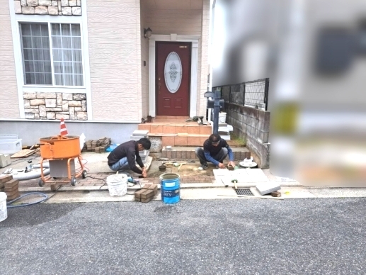 広島市の住宅で行った玄関アプローチ工事中の写真